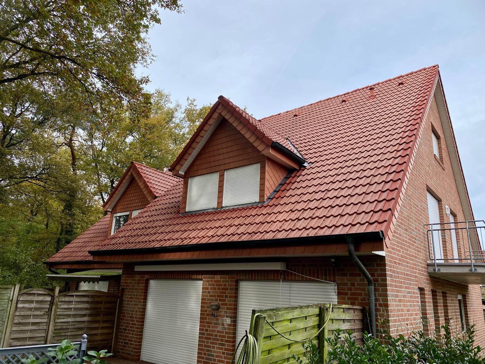 Dachreinigung Freren Nachher: Sauberes und gesch&uuml;tztes Dach.